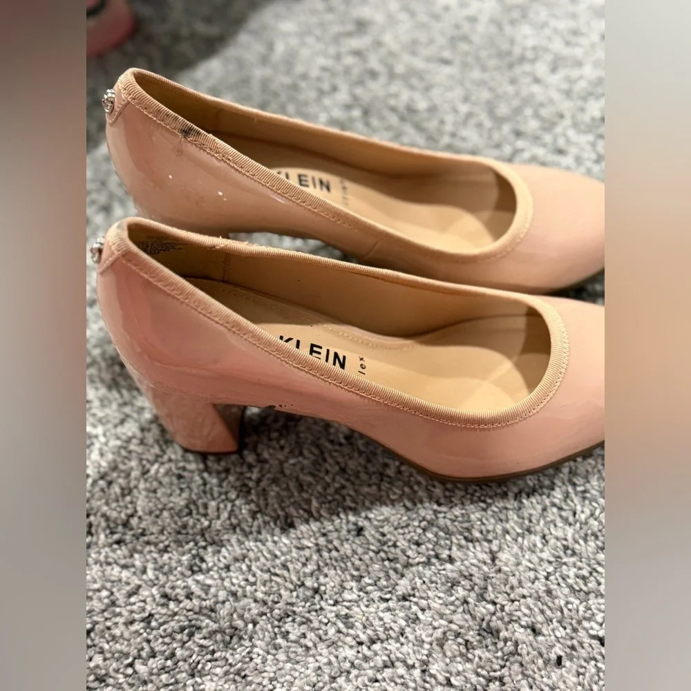 Anne Klein Women's Castana Round Toe Block Heel Pumps - Picture 4 of 6